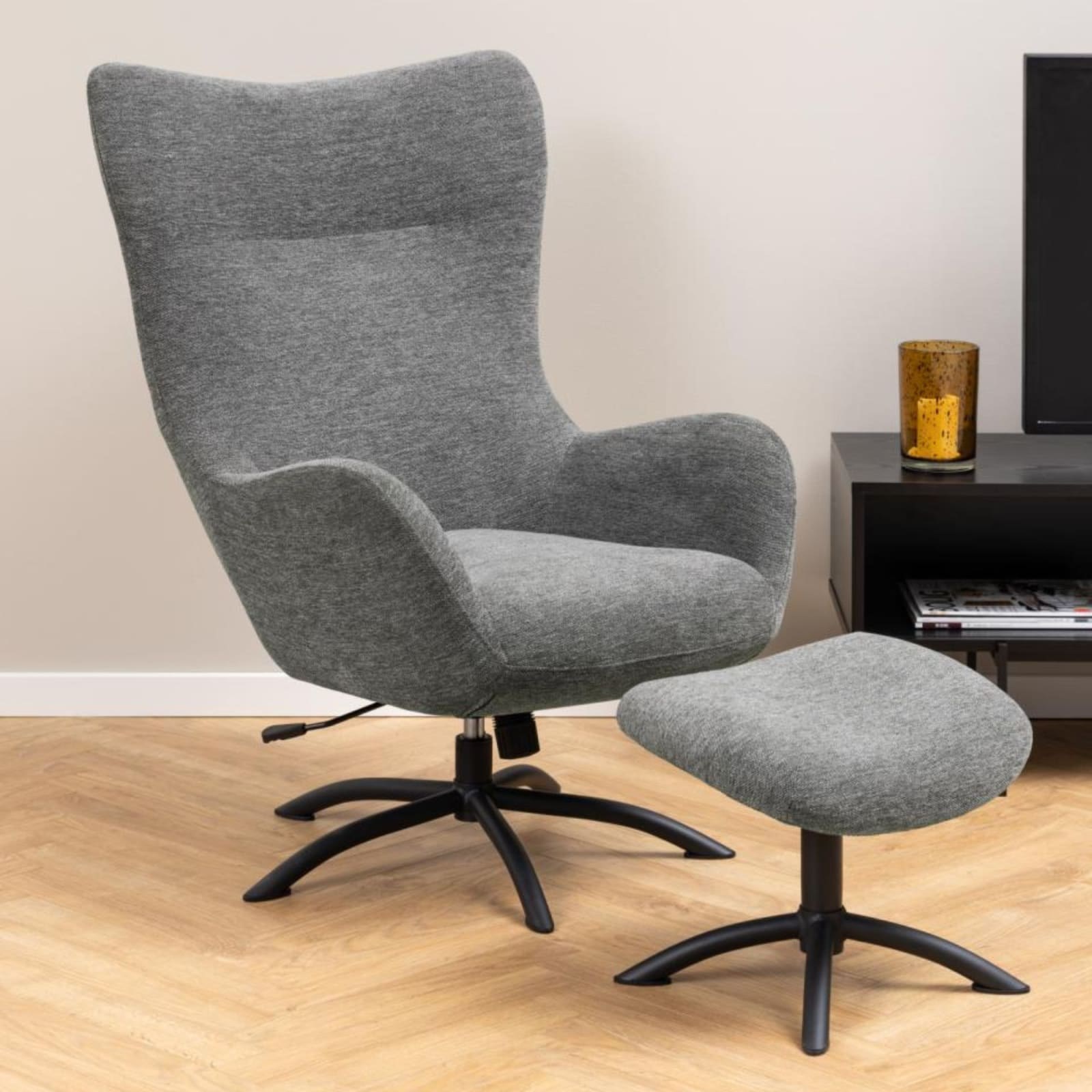 Fauteuil à oreilles pivotant Bristol avec repose-pieds Maisons du Monde en ambiance