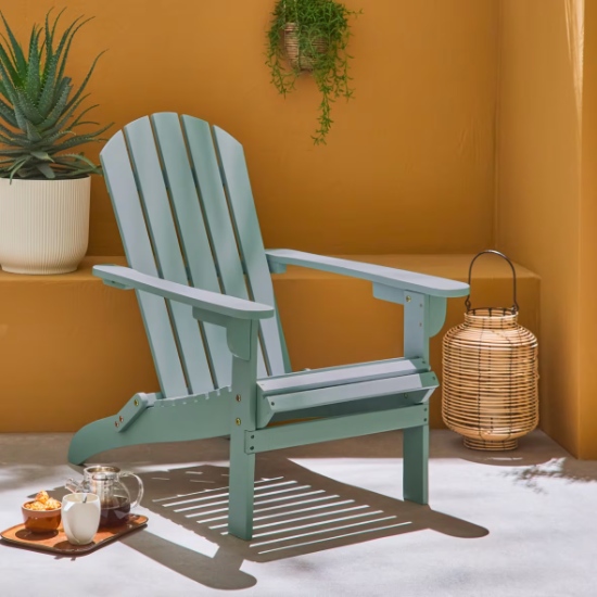 Fauteuil adirondack Kerina en situation sur une terrasse - Maisons du Monde