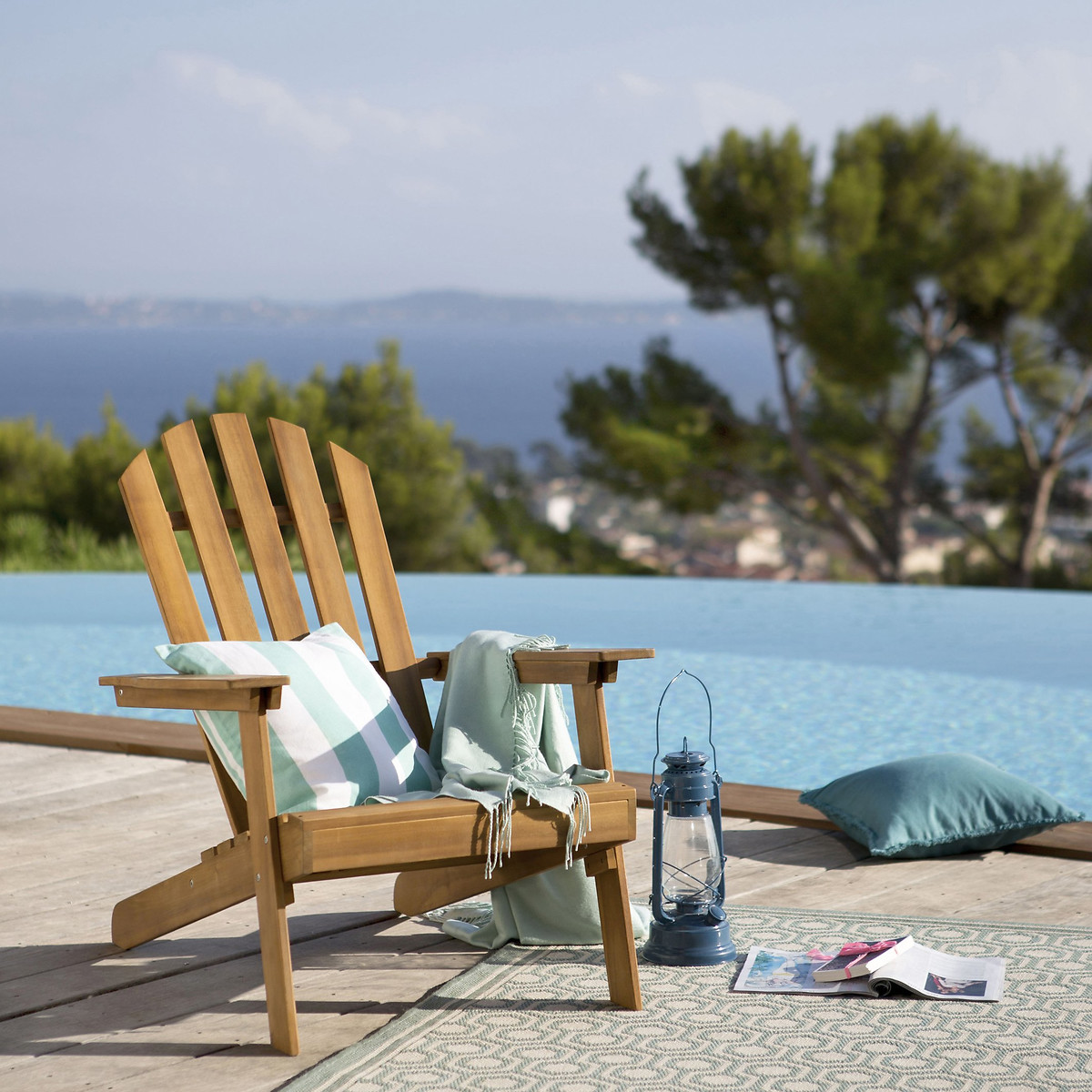 Fauteuil adirondack Zeda en situation sur une terrasse
