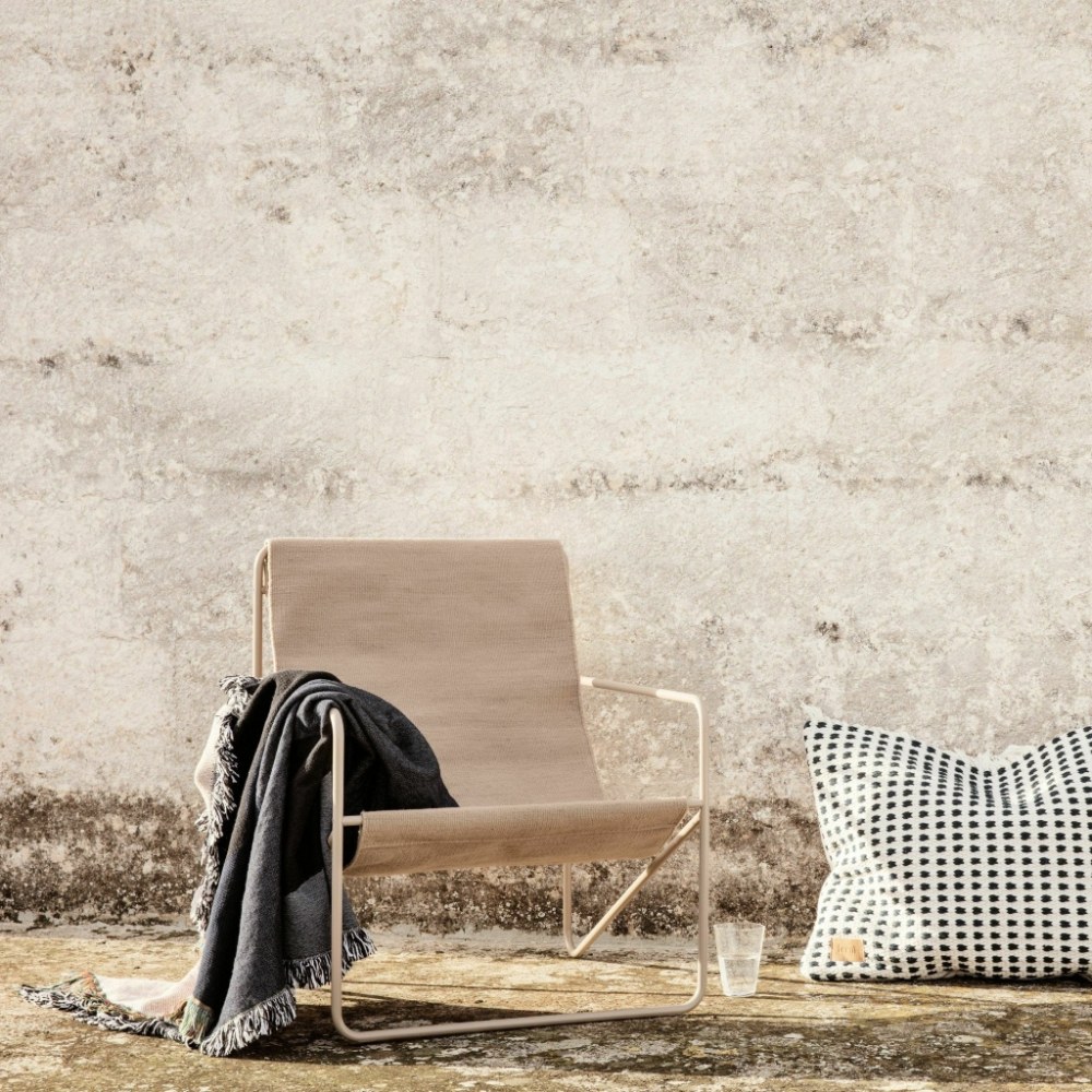 Fauteuil lounge Desert Ferm Living en situation en extérieur