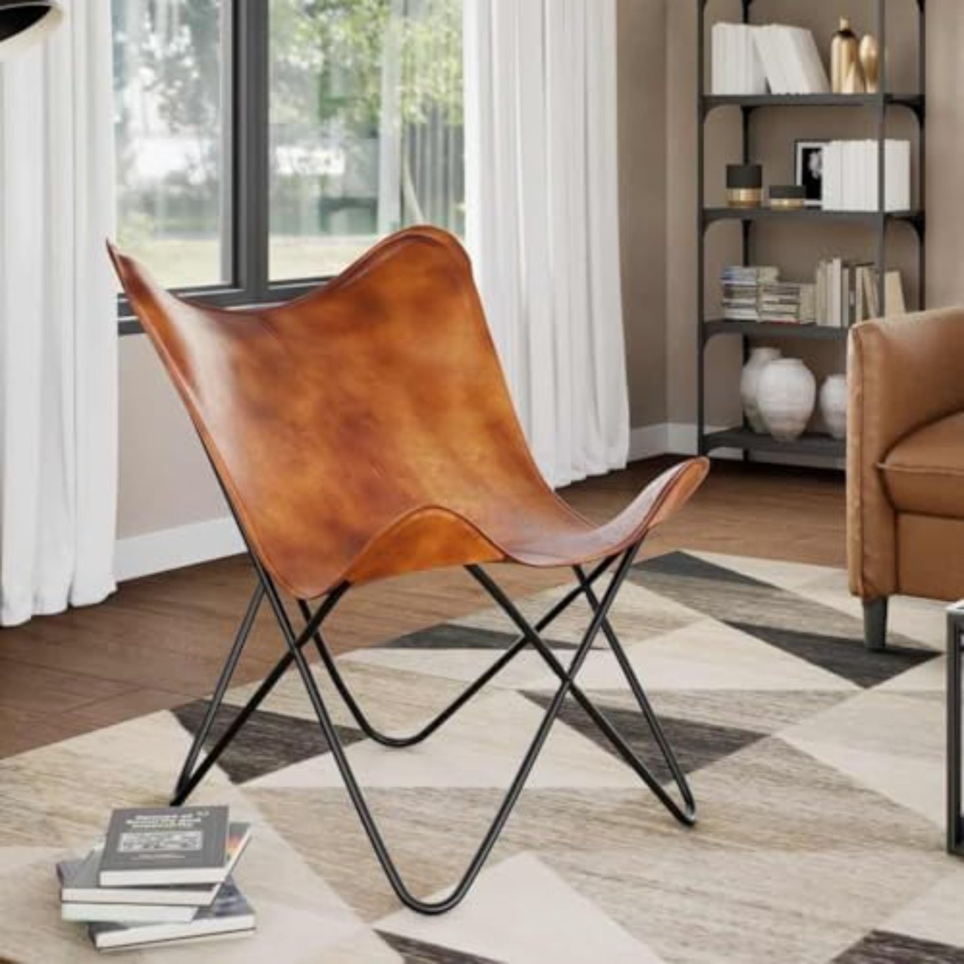 Fauteuil papillon en cuir veritable marron en ambiance