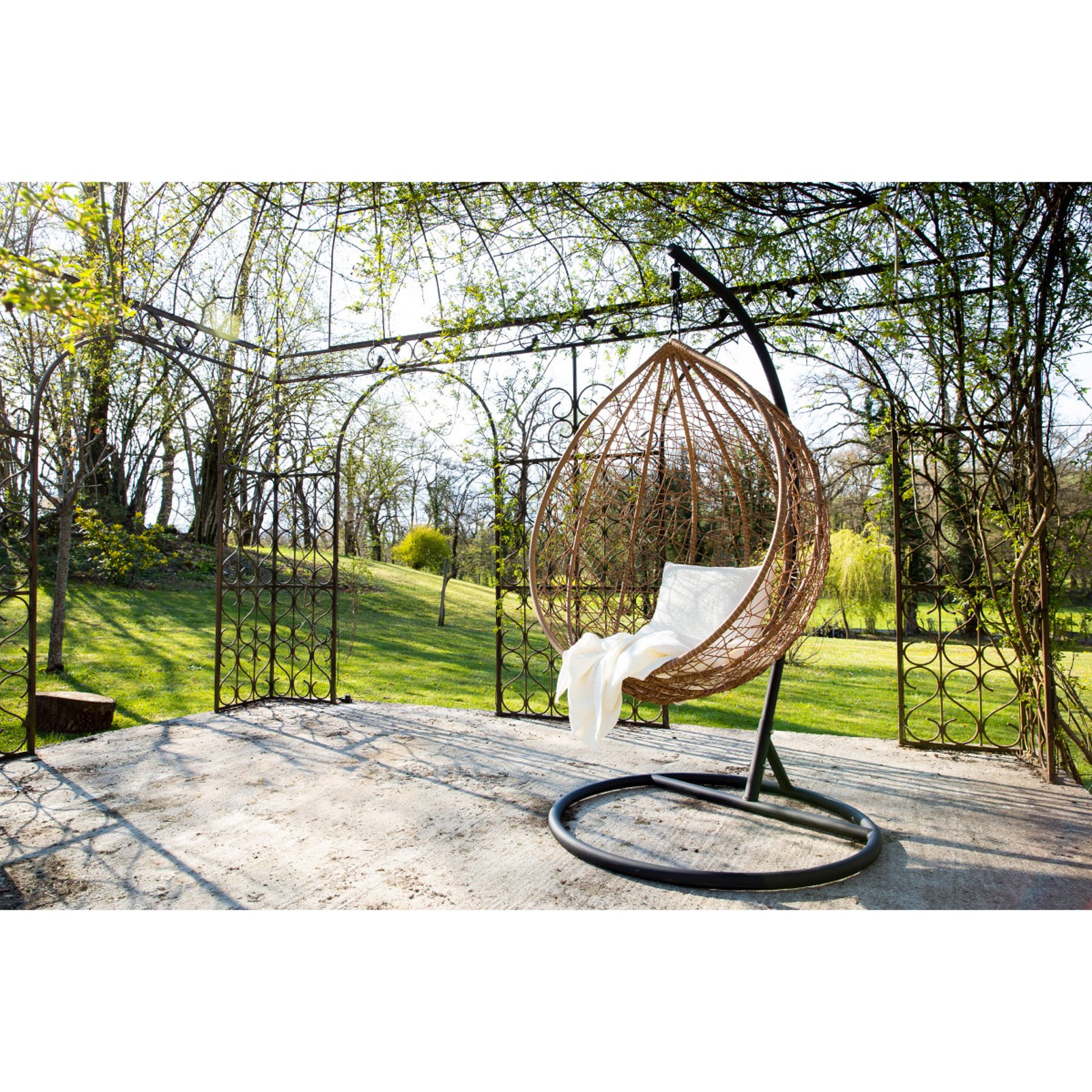Fauteuil suspendu MOJO en ambiance pergola