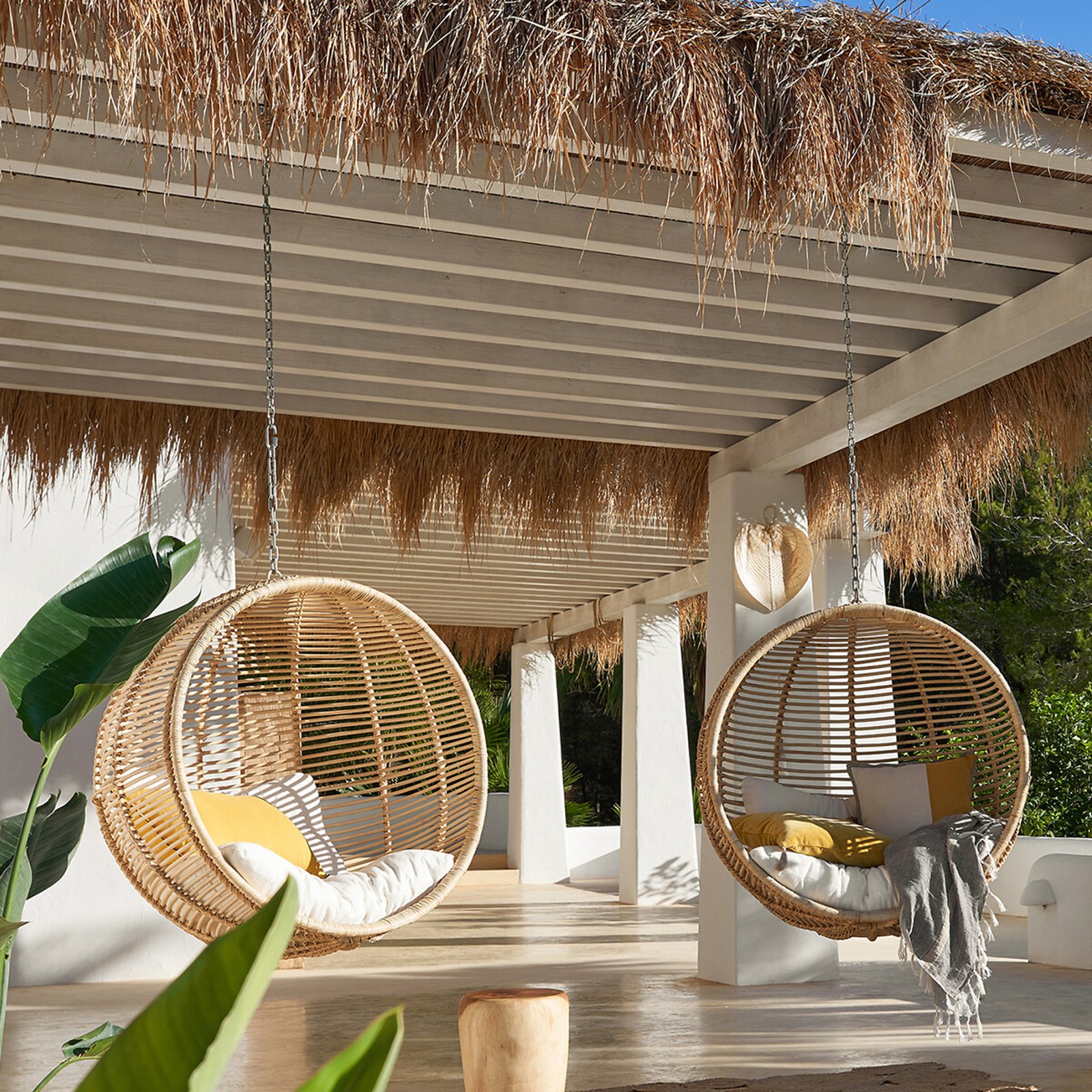 Fauteuil à suspendre rond en rotin Bosseda en ambiance pergola