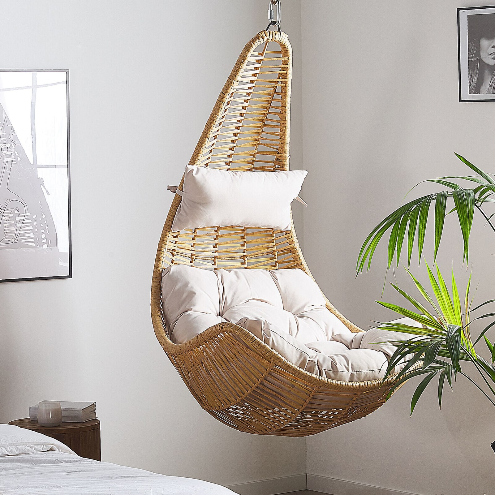 Fauteuil suspendu en rotin beige Atri ii en ambiance chambre