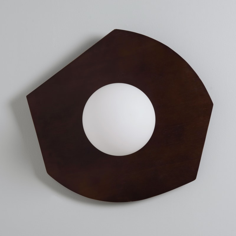 Applique murale Gelila en bois d'hévéa et globe opaque