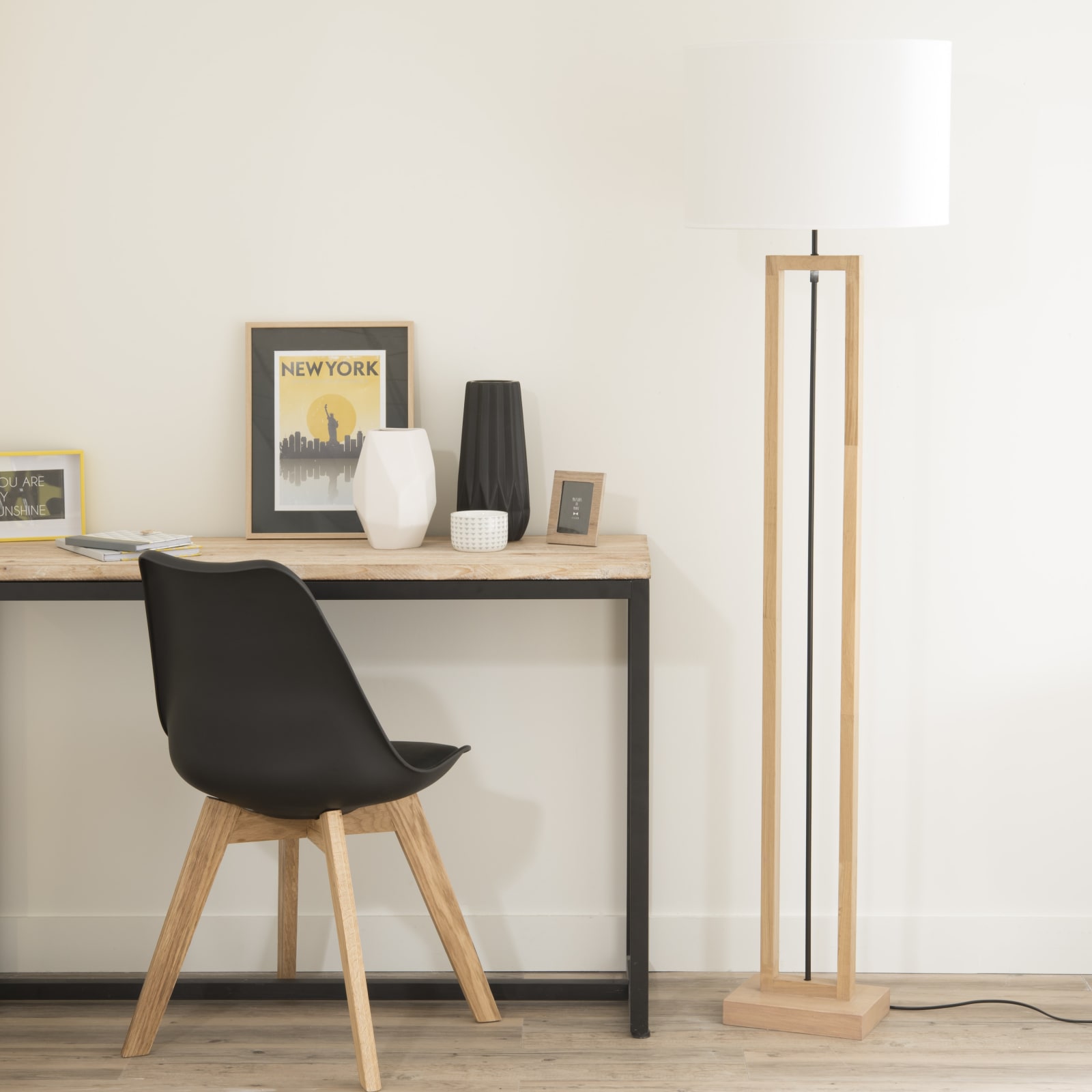 Lampadaire scandinave Long Island Maisons du Monde en situation dans un bureau