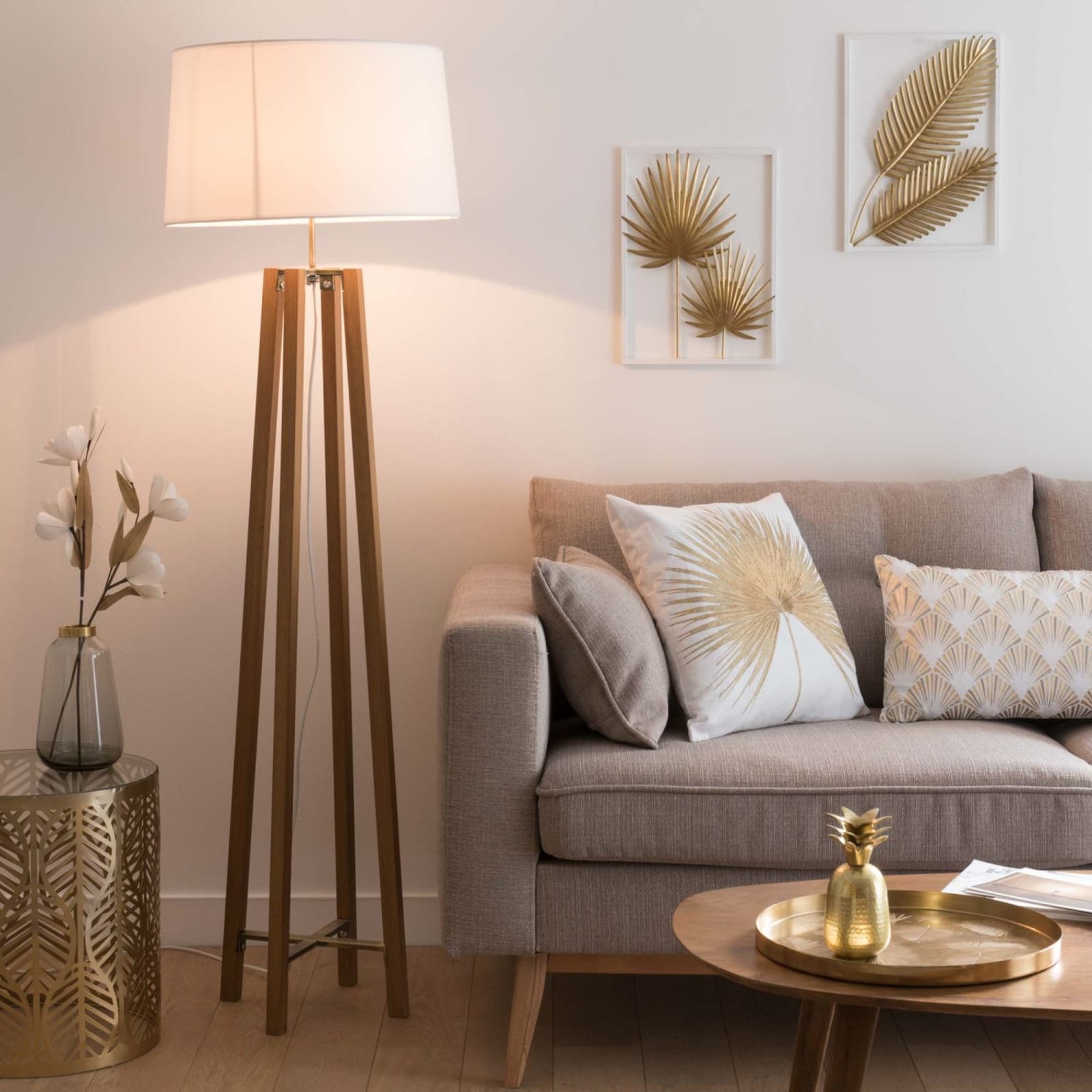 Lampadaire scandinave Sheffield Maisons du Monde en situation dans un salon