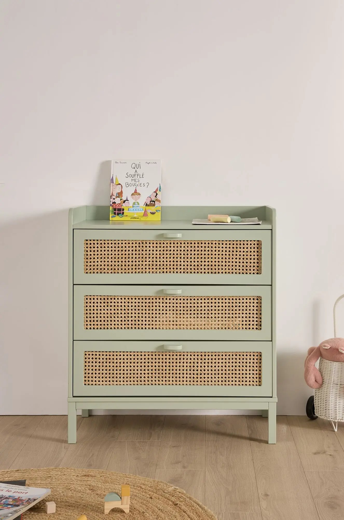 Commode enfant en bois clair et vert sauge