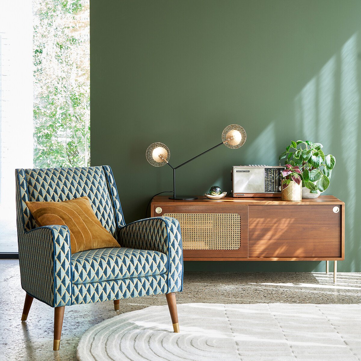 Meuble TV scandinave Redpop en noyer et cannage dans un salon vert