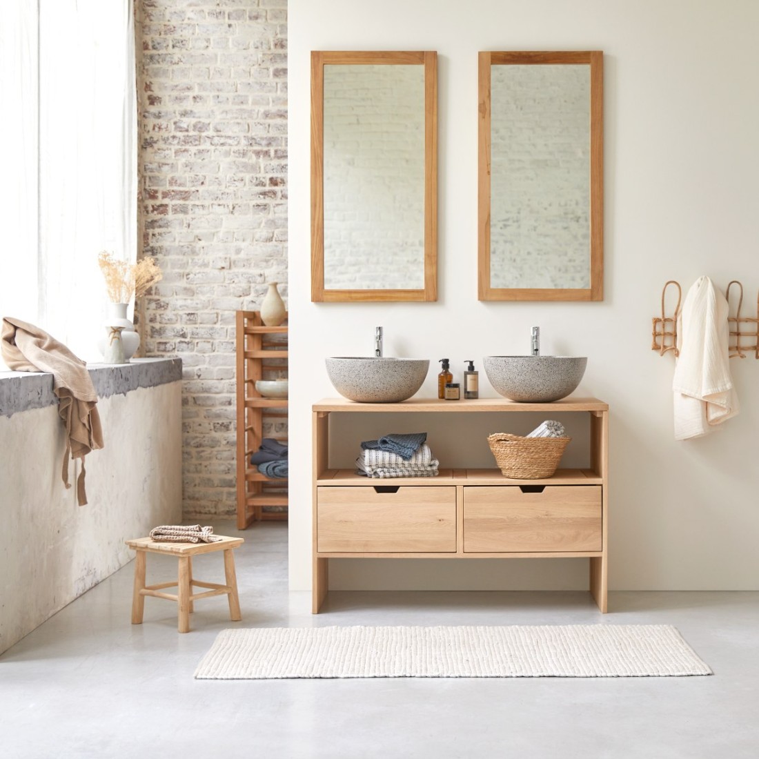 Meuble double vasque en chêne massif en situation dans une salle de bain
