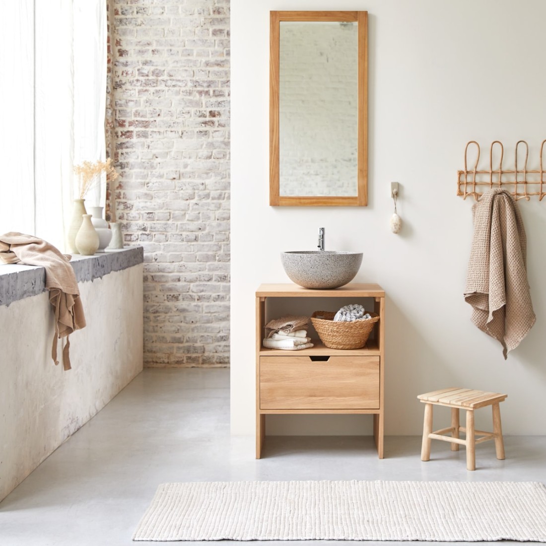 Petit meuble vasque en chêne massif en situation dans une salle de bain