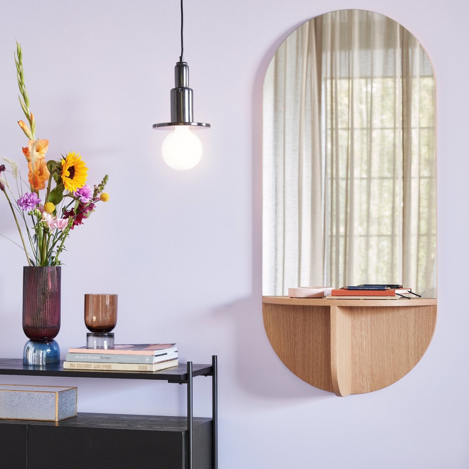 Miroir mural en chêne avec étagère Hübsch en situation dans une entrée