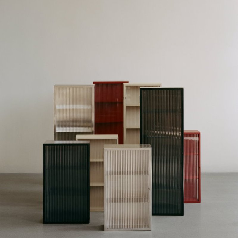 Armoire murale Haze Ferm Living ouverte, rangements visibles