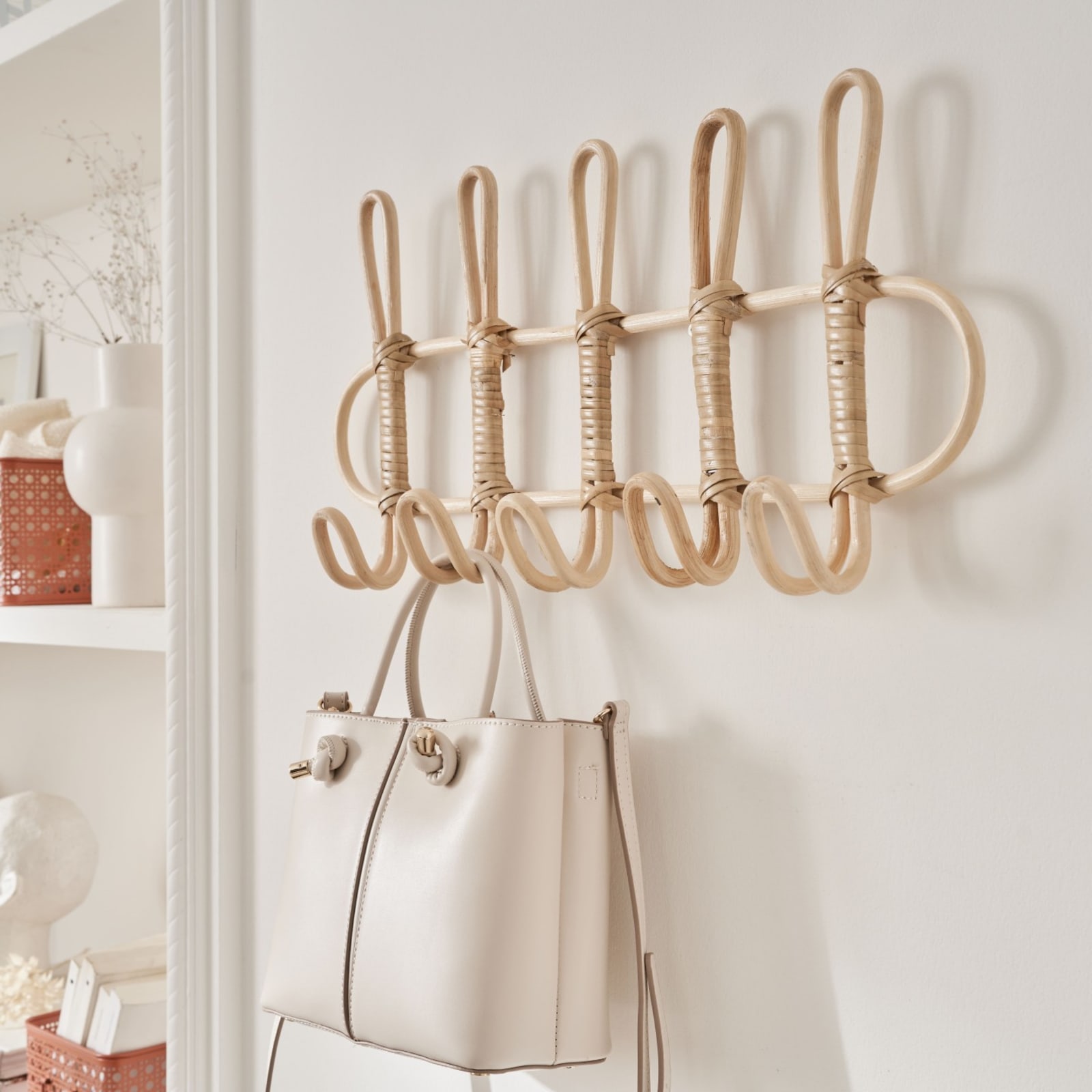 Porte-manteau en rotin naturel, pour une entrée épurée