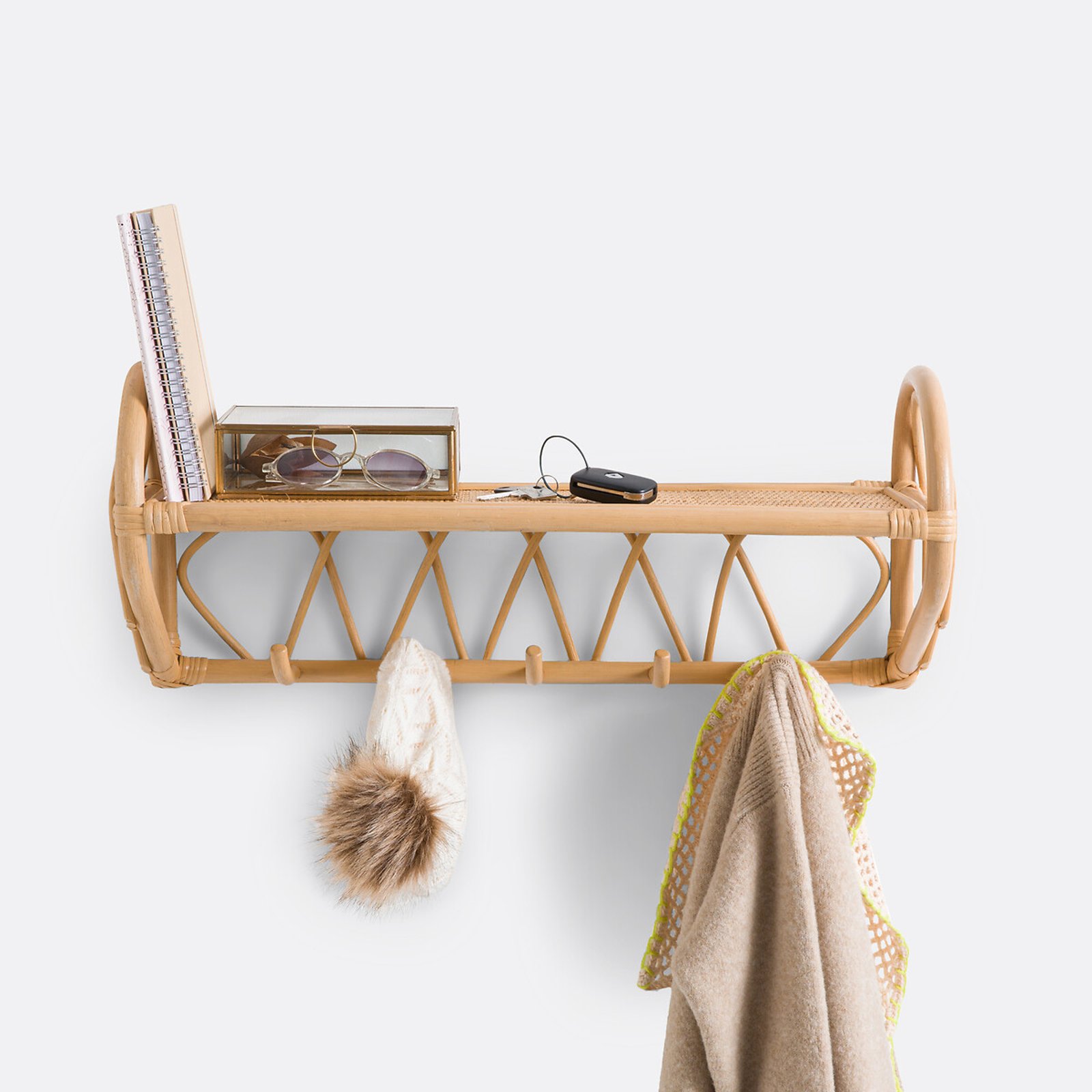 Patère Malu, le porte-manteau en rotin avec tablette