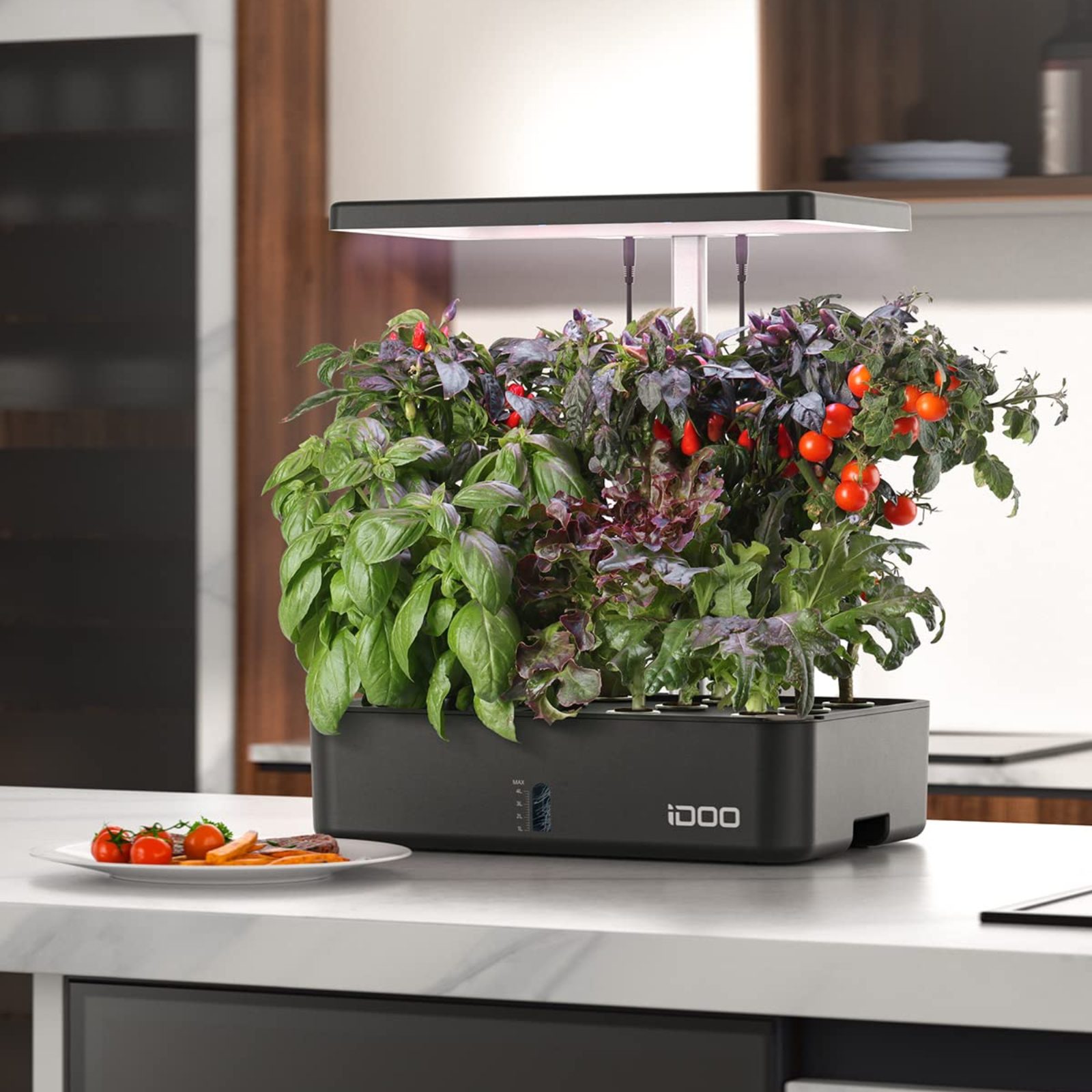 Potager d'interieur connecte iDOO sur un plan de travail de cuisine