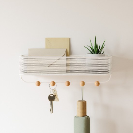 Range courrier mural avec crochets Estique en situation