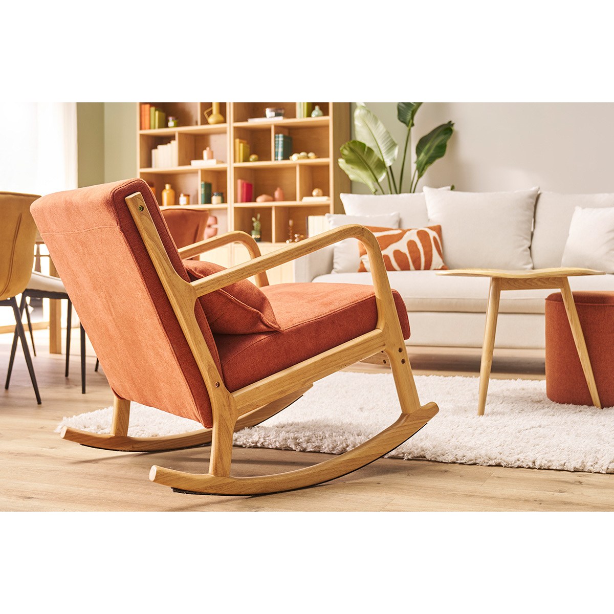 Rocking chair scandinave en bois clair en ambiance