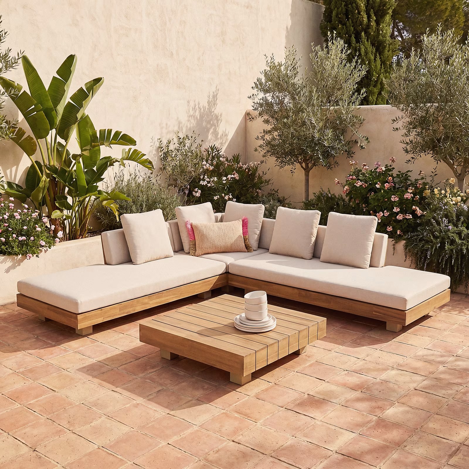 Salon de jardin Porto Rico Maisons du Monde installé sur une terrasse ombragée