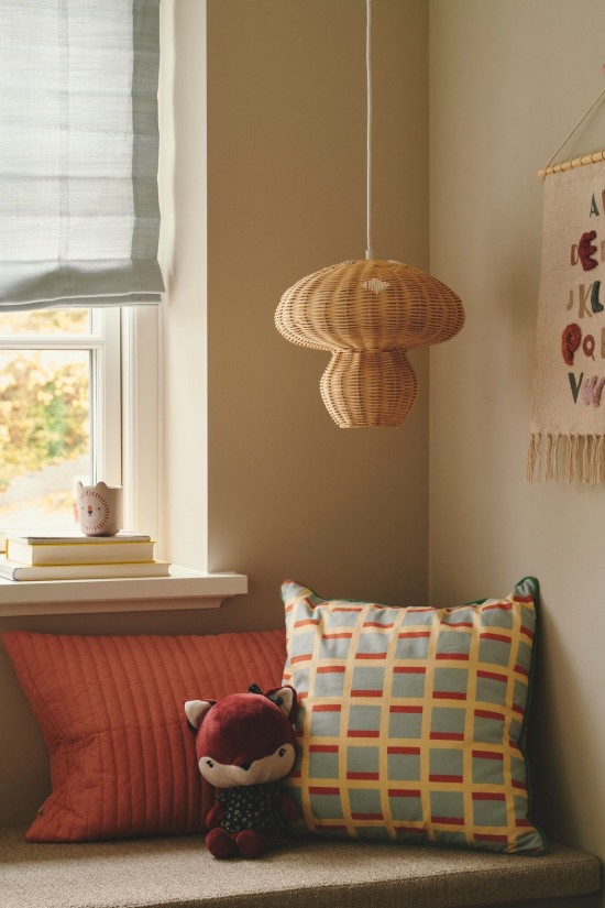 Suspension champignon en rotin Allie dans une chambre d enfant, au-dessus d une banquette sous la fenetre