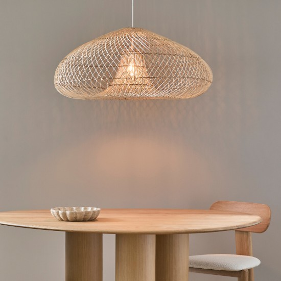 Suspension en rotin tresse Titou au dessus d une table ronde en bois