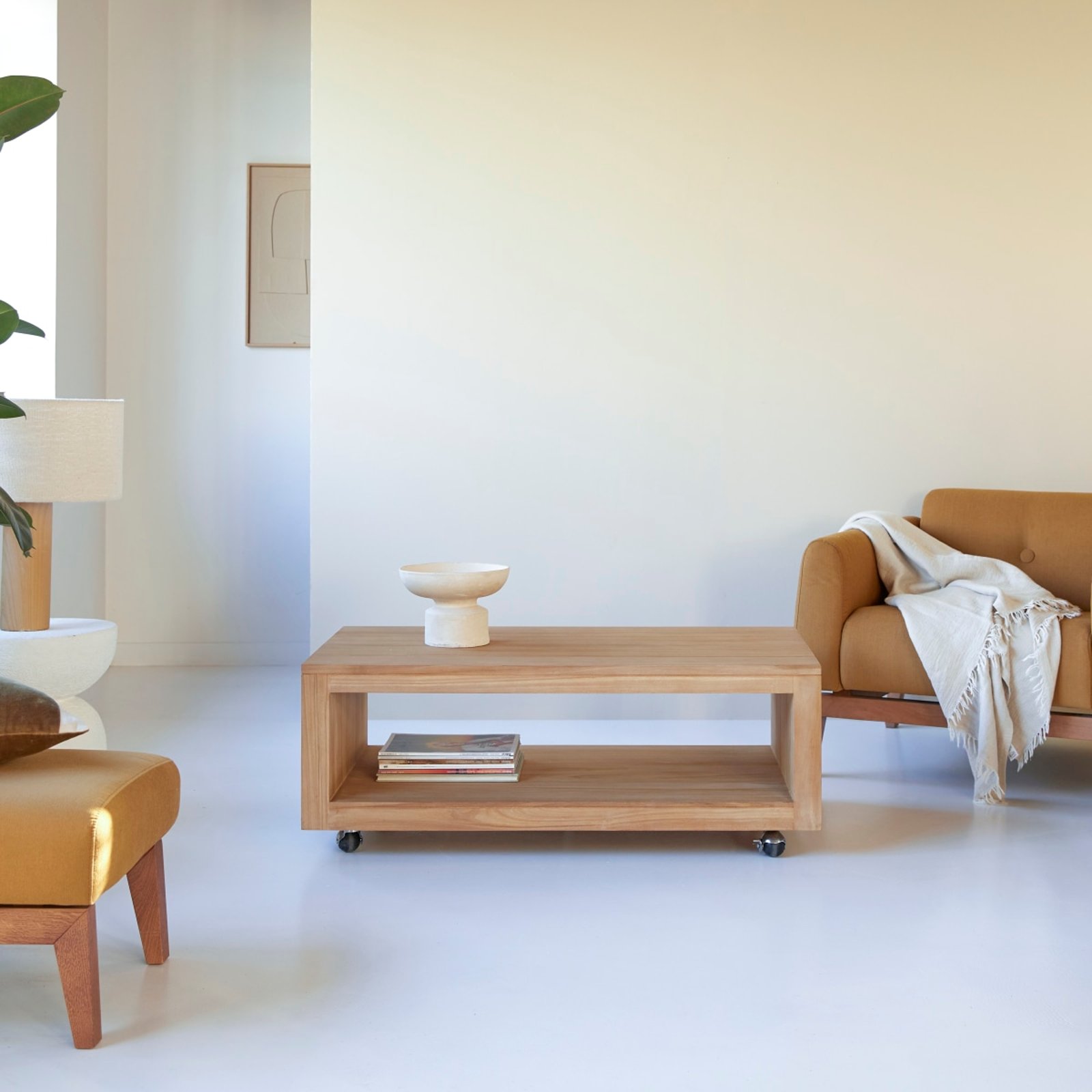 Table basse en teck massif Anoa Tikamoon en situation dans un salon