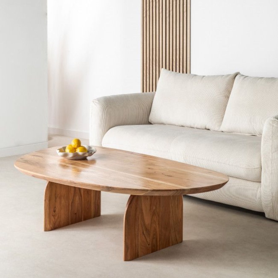 Table basse organique en acacia massif Malang en situation dans un salon