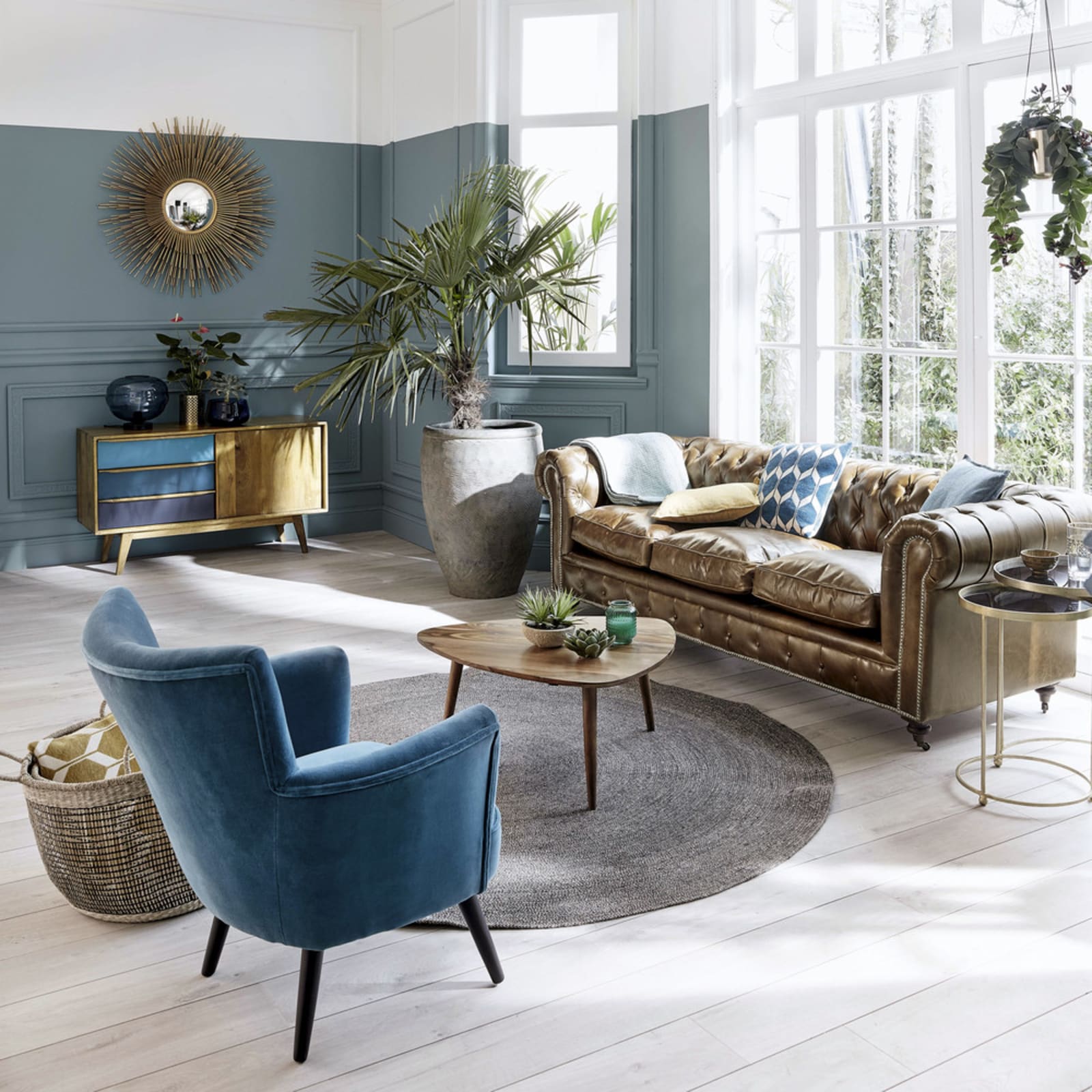 Table basse Andersen en bois de sheesham massif dans un salon au style vintage