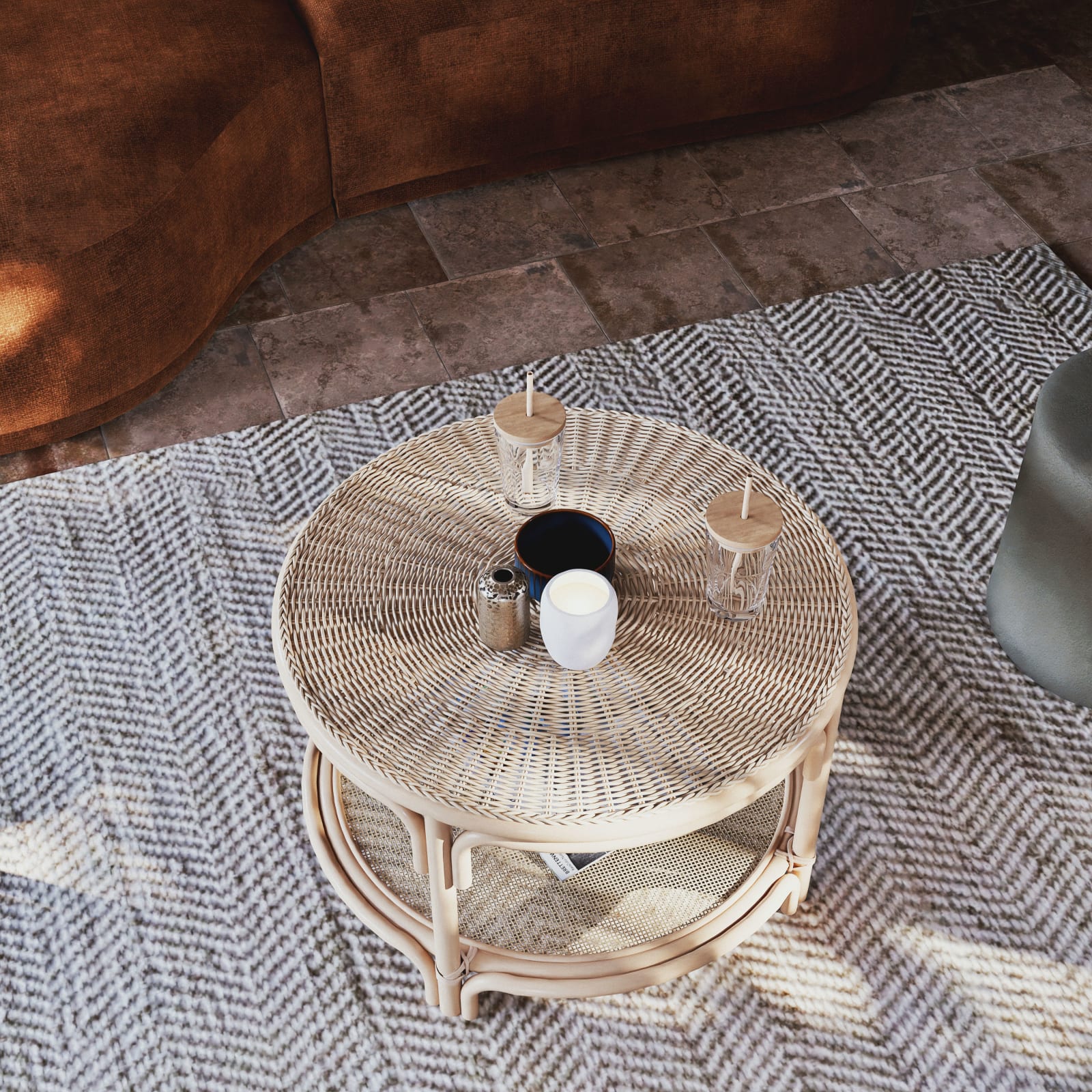 Table basse Dabali en rotin naturel dans un salon bohème