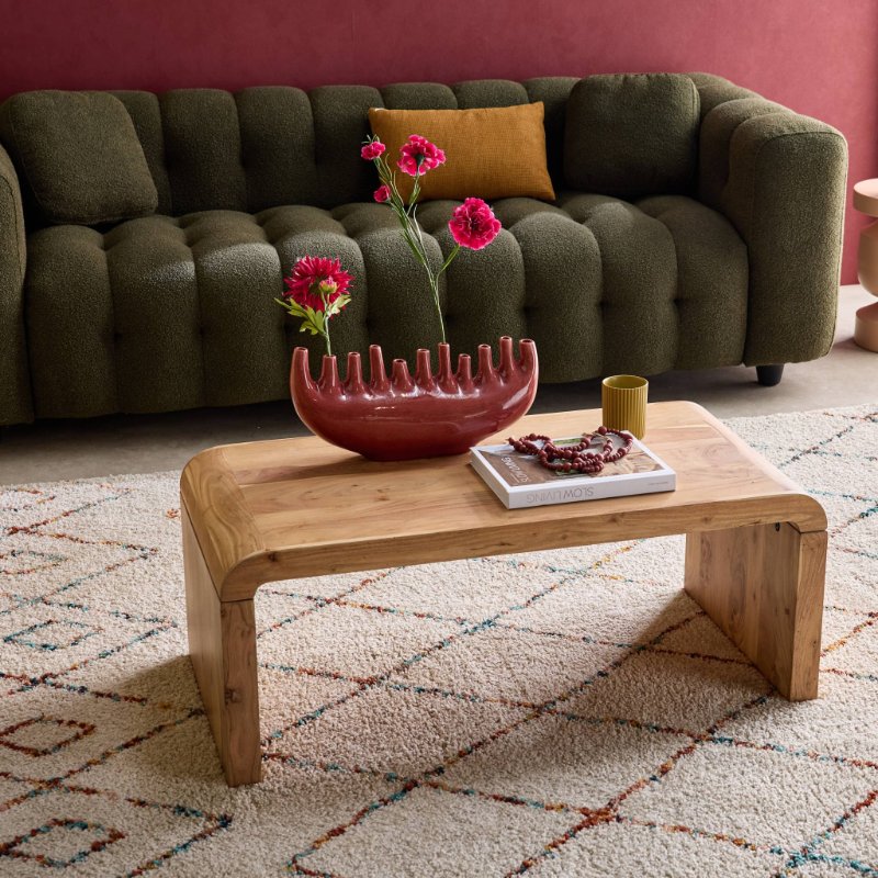 Table basse en bois massif Dana en situation dans un salon