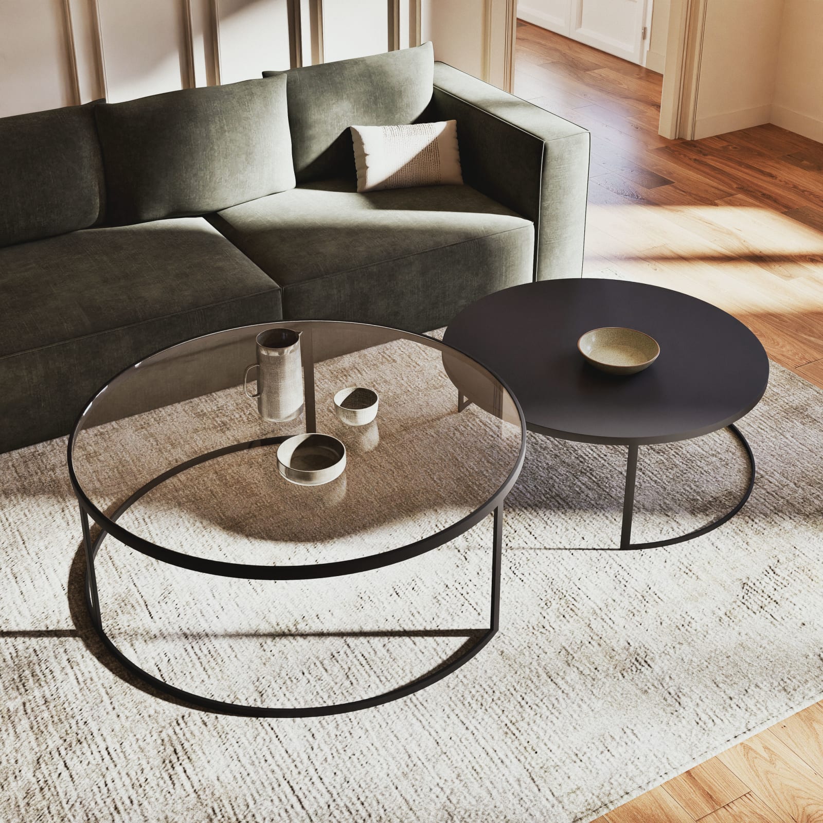 Tables gigognes Eclipse en verre trempé et métal noir dans un salon graphique