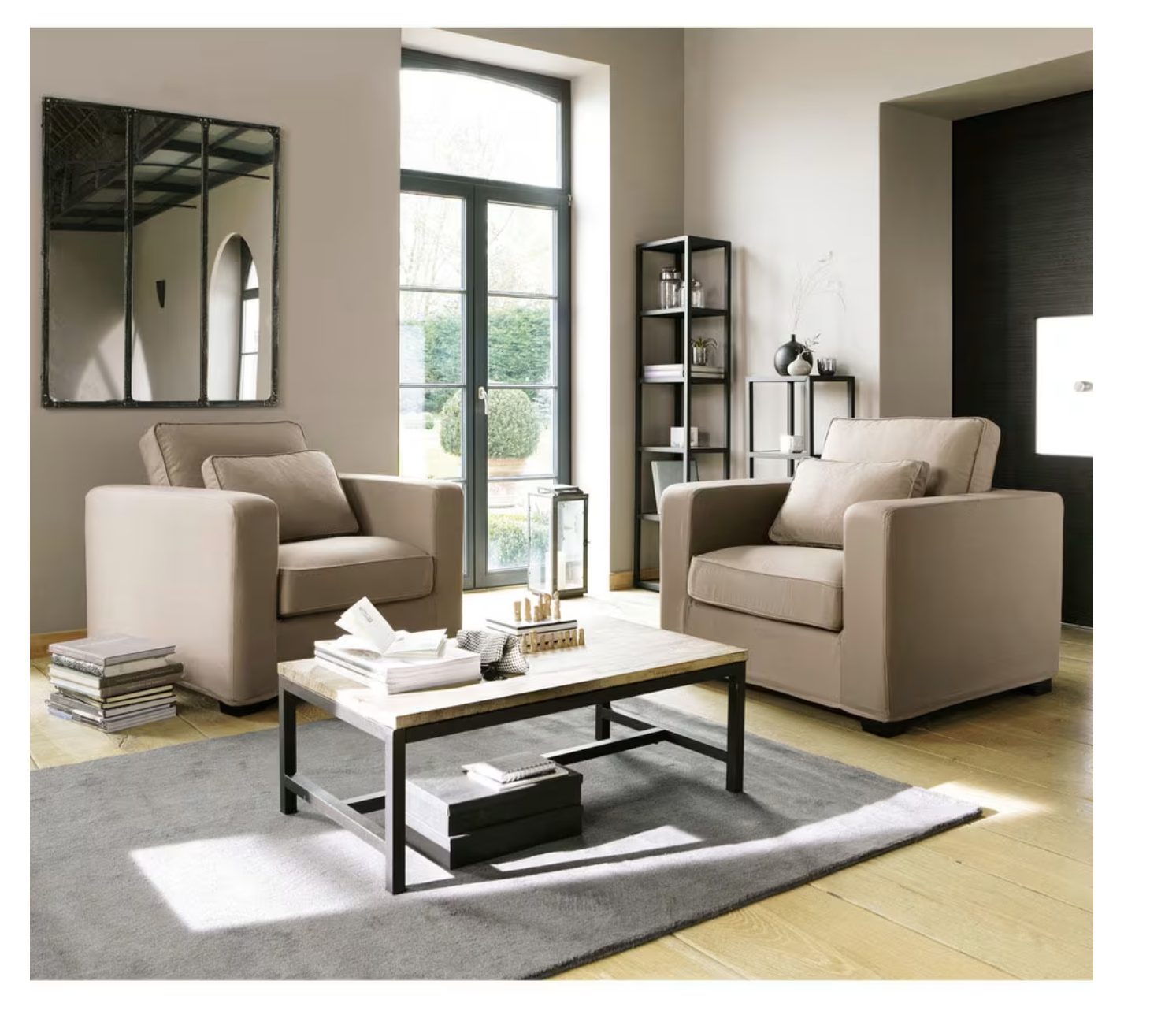 Table basse Long I en situation dans un salon au style industriel, Maisons du Monde