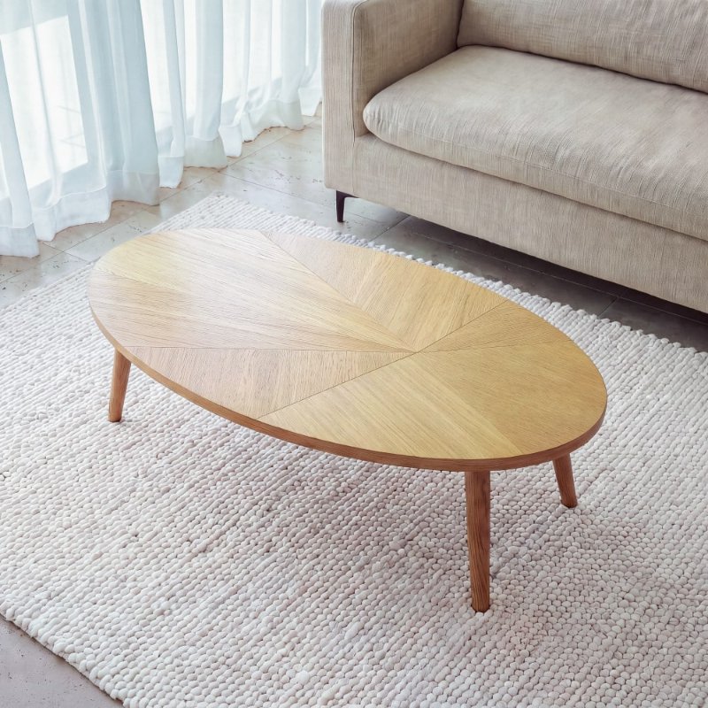 Table basse ovale scandinave Origami en situation dans un salon