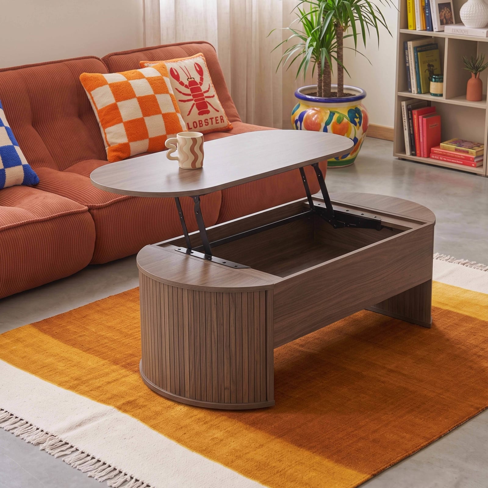 Table basse ovale Gaby avec plateau relevable ouvert, ambiance salon Maisons du Monde
