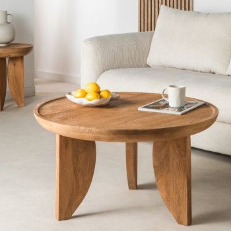 Table basse ronde en bois massif Jepara en situation dans un salon