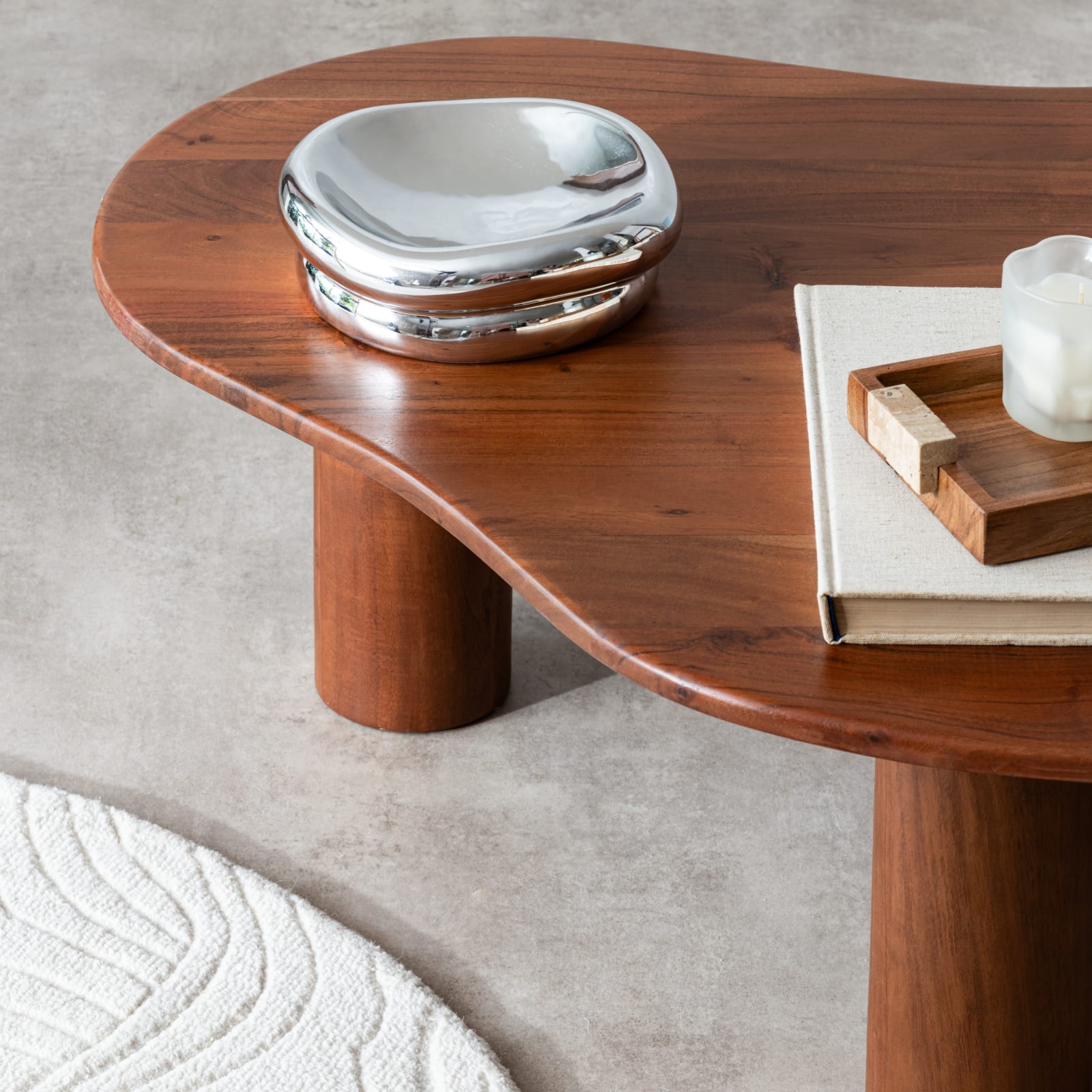 Table basse Sacramento en bois d'acacia massif dans un salon moderne
