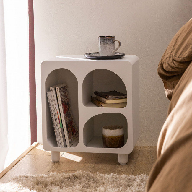 Table de chevet Richie de Drawer en situation dans une chambre