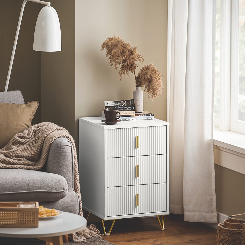 Table de chevet Cannelée de Maisons du Monde en situation dans un salon