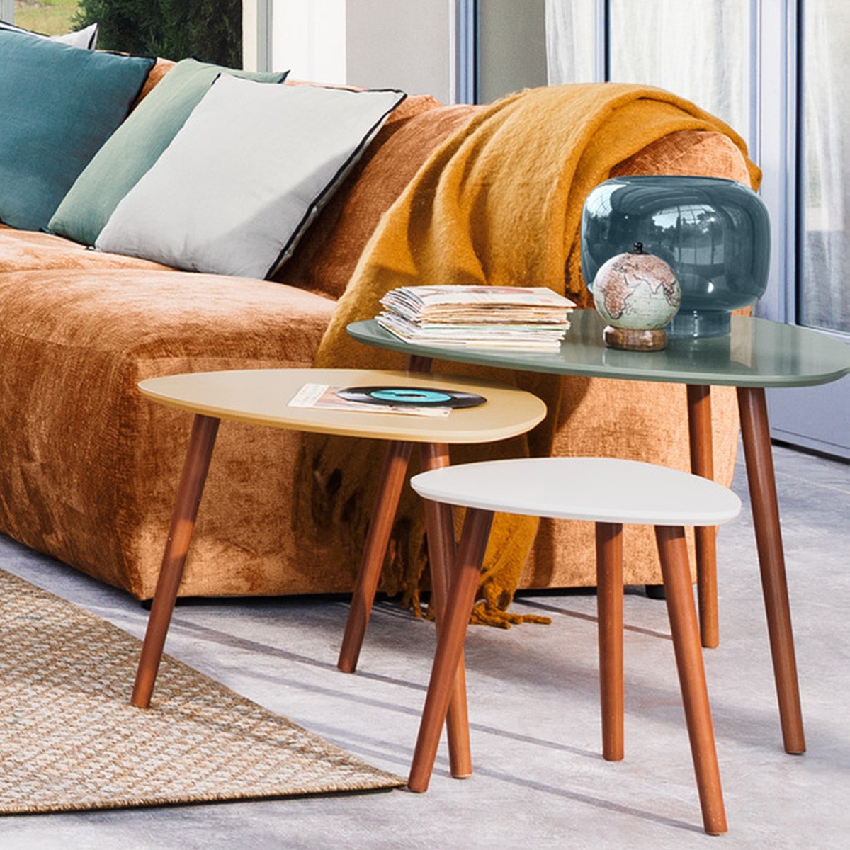Lot de tables gigognes scandinaves triangulaires