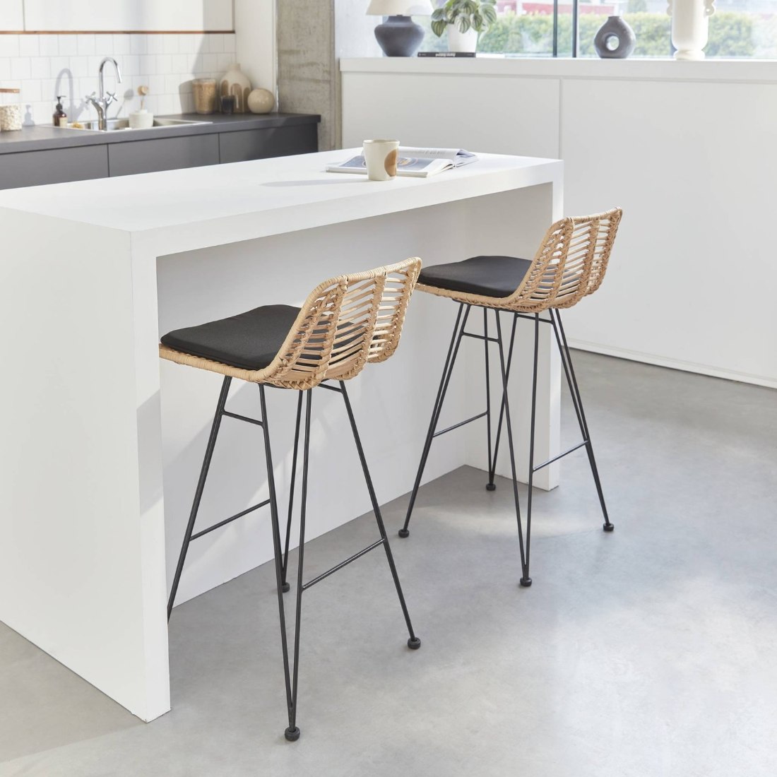 Cahya, le tabouret de bar en rotin et métal industriel