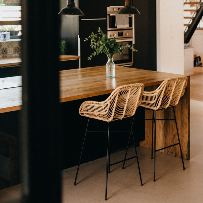 Nunuhai, le tabouret de bar en rotin au format compact