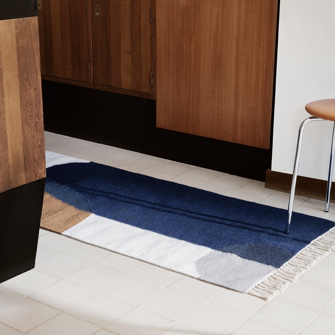 Tapis Kelim Merge Ferm Living en situation dans un couloir d'entrée