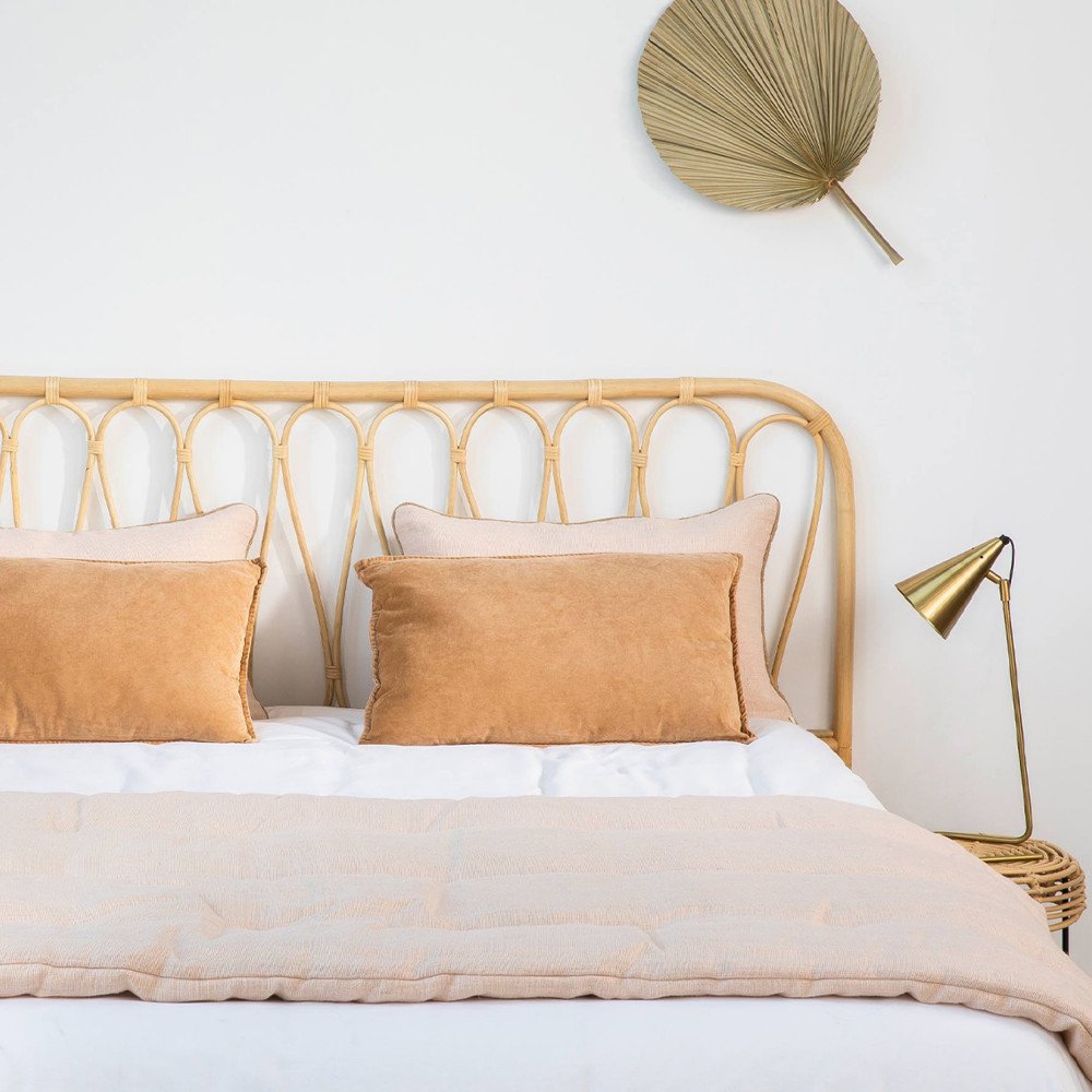 Tête de lit en rotin Atilan en ambiance dans une chambre rose poudré