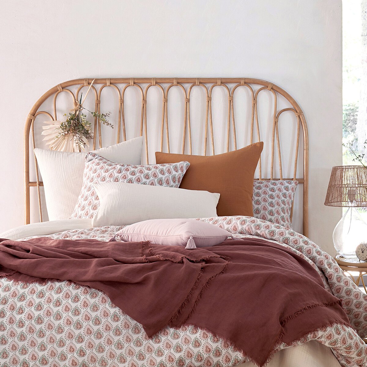 Tête de lit en rotin Malu en ambiance dans une chambre