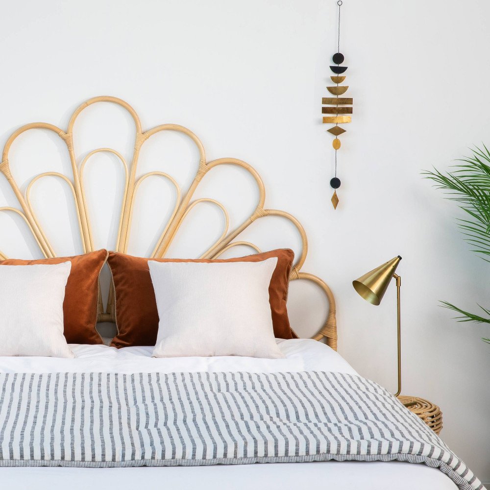 Tête de lit en rotin Singaraja en ambiance dans une chambre blanche