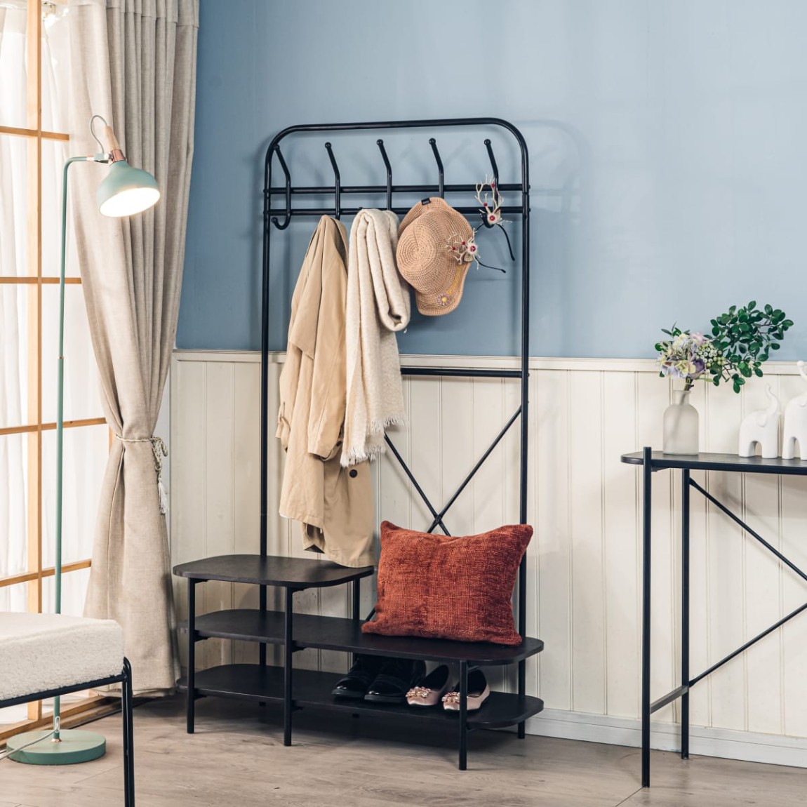 Vestiaire d'entrée style industriel avec plateaux en bois en situation, Nordlys, Maisons du Monde