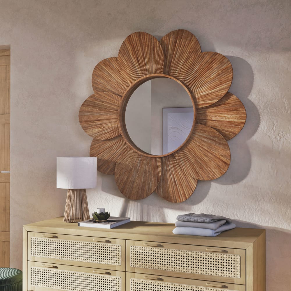 Lampe en rotin et abat-jour blanc ADENE sur une table de chevet