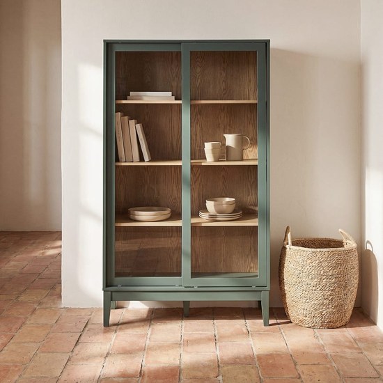 Petit buffet vitrine vert foncé Illa dans un intérieur épuré