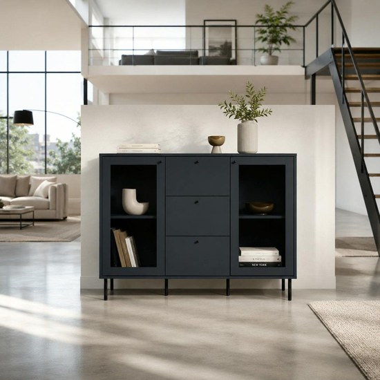 Buffet vitrine bleu sombre Raven mis en scène dans un salon loft