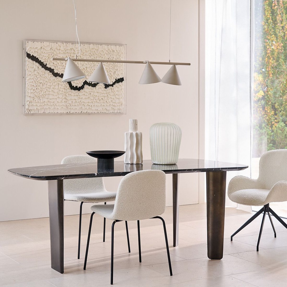 Table en marbre noir Dolmena La Redoute en situation